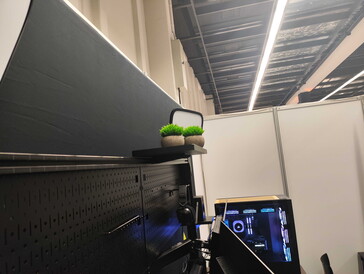 Auch auf der oberen Rail lassen sich Lichter, Kameras oder Ablagen einrichten