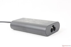 Der universelle 100 W USB-C AC-Adapter ist kompakter als die meisten anderen