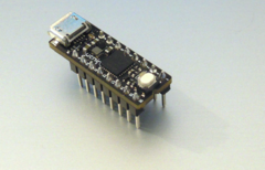 uChip: Ultrakompakte Arduino Zero-Alternative wird auf Breadboard gesteckt