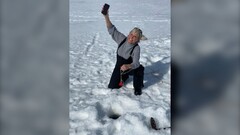 Ein iPhone 11 Pro hat 30 Tage im Eiswasser überlebt. (Bild: CTV News)