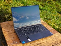 Das IdeaPad Flex 5 14ABR8 ist äußerlich baugleich mit dem hier abgebildeten Intel-Vorgängermodell. (Bild: Allen Ngo).