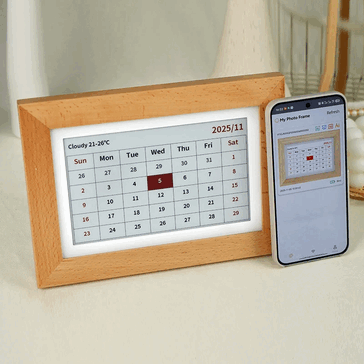 Digitaler Bilderrahmen zeigt Kalender neben einem Smartphone