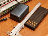 Links: Anker Powerbank Nano 45 W mit Display. Rechts: Nitecore Carbo 10000 Gen2.