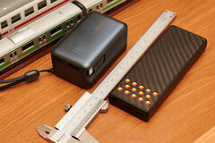 Links: Anker Powerbank Nano 45 W mit Display. Rechts: Nitecore Carbo 10000 Gen2.