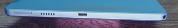 Rechts: microSD-/SIM-Slot, Lautsprecher, USB-C-Port, 3,5mm-Audioport