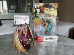 Malzeno (links) ist in Deutschland schwer zu bekommen. Splatoon-Amiibos hingegen gut verfügbar. (Foto: Andreas Sebayang/Notebookcheck.com)
