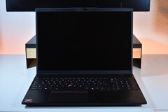 Das Lenovo ThinkPad L16 Gen 2 in seinem natürlichen Lebensraum: auf dem Schreibtisch.