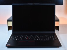 Das Lenovo ThinkPad L16 Gen 2 in seinem natürlichen Lebensraum: auf dem Schreibtisch.