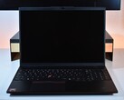 Das Lenovo ThinkPad L16 Gen 2 in seinem natürlichen Lebensraum: auf dem Schreibtisch.