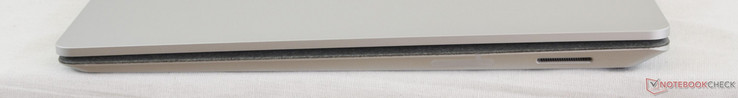 rechts: Stromanschluss (SurfaceConnect)