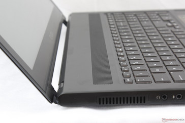 Der Öffnungswinkel des Displays beträgt etwa 140 Grad.