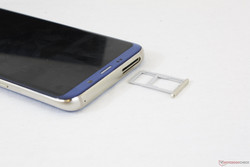 Dual Nano-SIM-Slot mit MicroSD