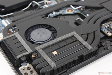 Die Kühllösung besteht aus zwei ~50-mm-Lüftern und fünf Heatpipes.
