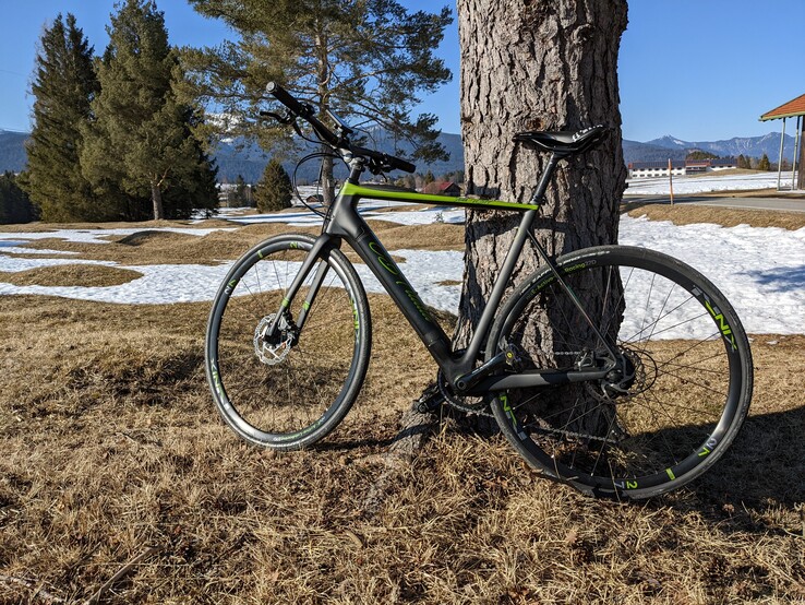 Den 378 Wh großen Akku verbaut C.B.T. Italia geschickt am Unterrohr. Er passt sich der Form an, unsichtbar ist er allerdings nicht.