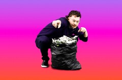 Peak Design schickt einem glücklichen Gewinner einen Müllsack mit 10.000 US-Dollar Bargeld. (Bild: Peak Design)