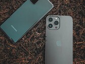 Abbildung von Samsung und Apple Smartphones (Symbolbild)