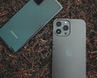 Abbildung von Samsung und Apple Smartphones (Symbolbild)