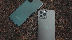 Abbildung von Samsung und Apple Smartphones (Symbolbild)