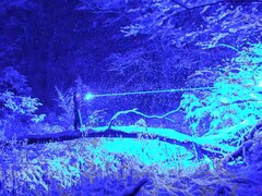 YouTuber StyroPyro präsentiert den „stärksten tragbaren Laser der Welt“. (Bildquelle: StyroPyro via YouTube)