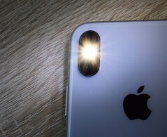 Smartphones besitzen mit einer Kamera und einer LED alles, was zum Messen der Blutsauerstoff-Sättigung erforderlich ist. (Bild: aixklusiv)