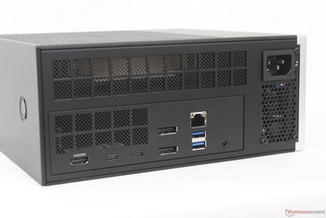 Rückseite: HDMI 2.1, 2x USB-C 4.0 (mit DisplayPort), 2x DisplayPort 2.1, RJ-45 (5 Gbps), 2x USB-A 3.2 Gen. 2, 3,5 mm Combo, Stromkabel