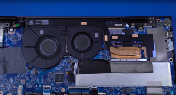 Die Kühllösung besteht aus zwei asymmetrischen Lüftern und einer einzelnen Kupferheatpipe über der CPU.