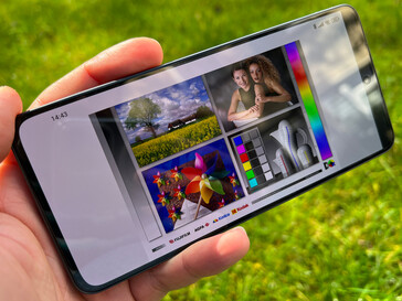 im Freien bei leichter Bewölkung