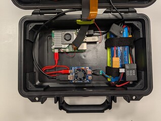 Raspberry Pi, Akku und weitere Komponenten im Inneren des Gehäuses