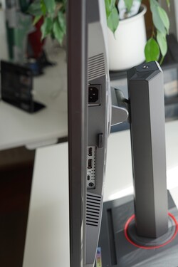 Anschlüsse - Strom für das integrierte Netzteil, HDMI 2.1, DisplayPort 1.4, USB-C mit DP 1.4 und PD 15W