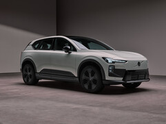 Volvo EX60: Selbstbewusster Auftritt des neuen Premium-Elektro-SUV. Das schwedische E-SUV-Modell fordert mit innovativer Elektroauto-Technik die deutsche Konkurrenz heraus (Bild: Volvo).