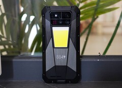 Das 8849 Shark 3 besitzt eine riesige LED-Taschenlampe auf der Rückseite. (Bildquelle: Unihertz)