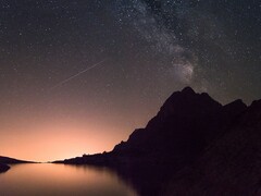 Symbolbild zeigt Meteor am Himmel (Bildquelle: StockSnap - Pixabay)
