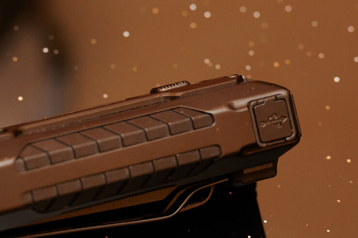 An den Abnutzungserscheinungen sieht man gut, dass der Schiebeschalter zu stark hervorsteht. (Bildquelle: Andreas Sebayang/Notebookcheck.com)