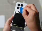 Der Akku des Fairphone 6 kann besonders einfach getauscht werden. (Bildquelle: iFixit)