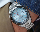 Die neue Grand Seiko SBGE317 besitzt ein eisblaues Zifferblatt mit einem präzisen, sich wiederholenden geometrischen Muster und einer glänzenden, metallischen Oberfläche.