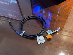 Gibt es noch nicht: Ein potenzielles DP80-Active-Kabel mit zwei Metern Länge im Test. (Foto: Andreas Sebayang/Notebookcheck.com)
