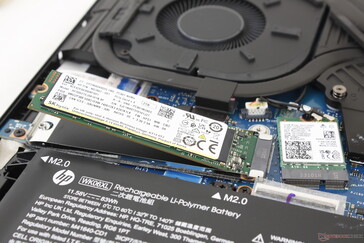 Primäre M.2 PCIe 4 x 4 2280 NVMe-SSD nach Entfernung der Aluminium-Abdeckung