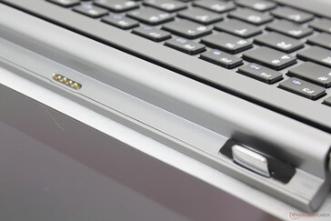 Pins und Verschluss an der Base