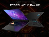 Gaming-Laptop MSI Crosshair 16 HX MAX in schräger Frontansicht auf einem Tisch, mit beleuchteter RGB-Tastatur vor einem farbenfrohen, futuristischen Spiele-Display.