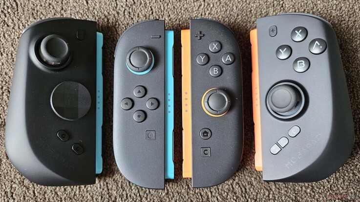 Der Vergleich mit den originalen Joy-Cons zeigt den deutlichen Größenunterschied der M12S Controller.