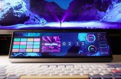 Bei Sec|Dec handelt es sich um einen 14 Zoll 4K-Touchscreen im 32:9-Format, der für Widgets, News-Ticker und Werkzeuge praktisch sein soll. (Bild: Onaska)