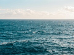 Ein Bild, das einen Ozean mit bewölktem Himmel zeigt. (Bildquelle: Kellie Churchman – Pexels)