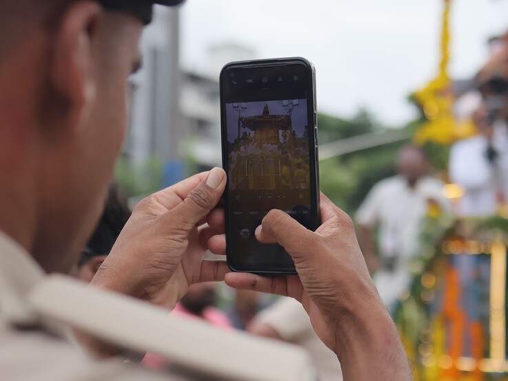 Ein Mann filmt mit dem Smartphone eine Festprozession in Indien. Mit rund 850 Millionen Nutzern ist das Land WhatsApps größter Markt.