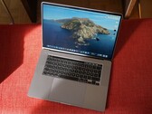 Das Apple MacBook Pro 16 aus 2019 ist dank Refurbished-Rabatt heute ziemlich günstig (Bildquelle: Klaus Hinum)