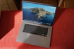 Das Apple MacBook Pro 16 aus 2019 ist dank Refurbished-Rabatt heute ziemlich günstig (Bildquelle: Klaus Hinum)