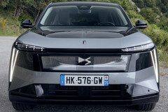 DS N°7 E-Tense: Das neue Luxus-BEV stürmt mit bis zu 740 Kilometern elektrischer Reichweite und 350 PS Allrad-Leistung auf den deutschen Markt.