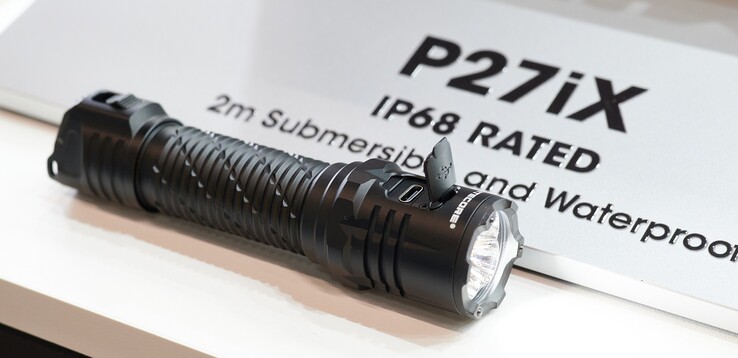 Die P27iX bietet eine Klappe über dem USB-Port.