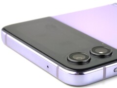 Das Samsung Galaxy Z Flip4 fühlt sich sehr wertig und stabil an