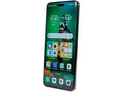 Das Honor Magic 6 Pro ist im Deal derzeit mit drei Geschenken erhältlich (Bild: Daniel Schmidt)