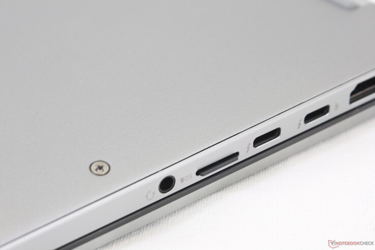 Die inserierte microSD-Karte steht leicht hervor und lässt sich so leichter herausnehmen